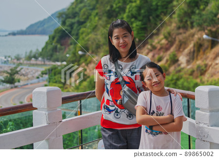 Asian mother and little daughter travel view point 89865002