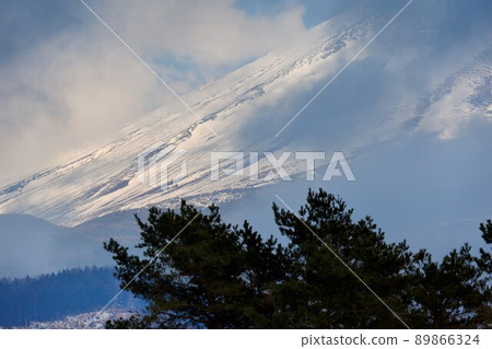 透過雲層出現的富士山 透過雲層出現的富士山 89866324