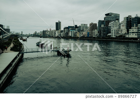 渡過隅田川的船 89866727
