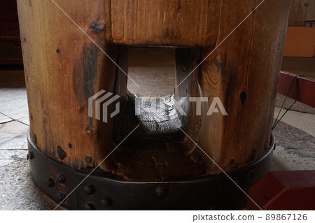 Going through a hole in a pillar of Todaiji Temple Going through a hole in a pillar of Todaiji Temple 89867126