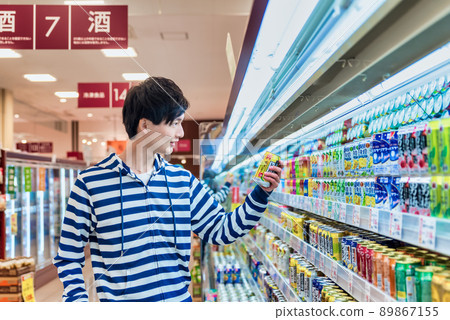 一個年輕人在超市買低麥芽啤酒 89867155