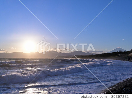 從大磯 Koyurugi 海灘看富士山的夜景 從大磯 Koyurugi 海灘看富士山的夜景 89867281