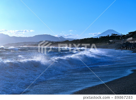 從波濤洶湧的大磯 Koyurugi 海灘眺望富士山 89867283