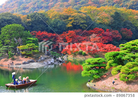 [Kagawa Prefecture] Autumn leaves and Japanese boats in Ritsurin Garden (Fugan and Fusho) 89867358