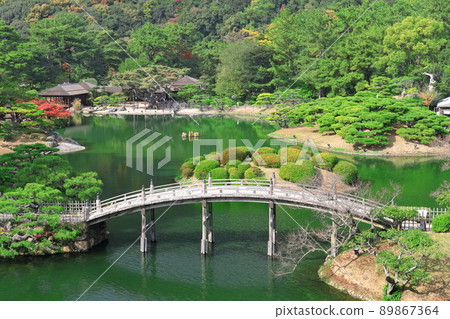 [Kagawa Prefecture] Engetsu Bridge and Kikugetsutei in Ritsurin Garden 89867364