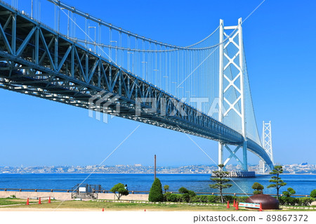 [兵庫縣]晴空下的明石海峽大橋 89867372