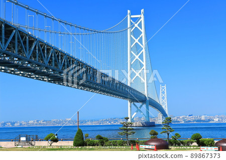 [兵庫縣]晴空下的明石海峽大橋 89867373