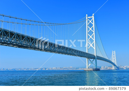 [兵庫縣]晴空下的明石海峽大橋 89867379