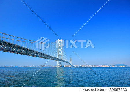 [兵庫縣]晴空下的明石海峽大橋 89867380