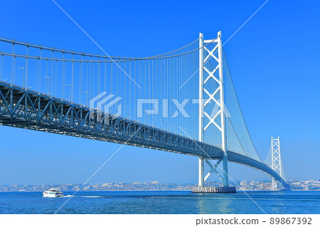 [兵庫縣]晴空下的明石海峽大橋 89867392