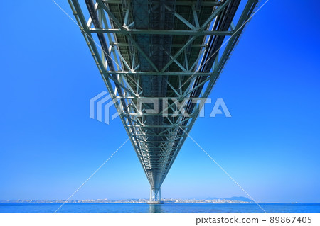 [兵庫縣]晴空下的明石海峽大橋 89867405