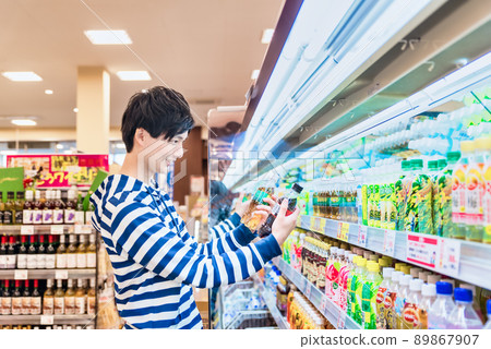 一個年輕人在超市買蘇打水 89867907