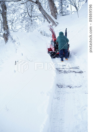 用掃雪機鏟雪並修路的人 用掃雪機鏟雪並修路的人 89869596