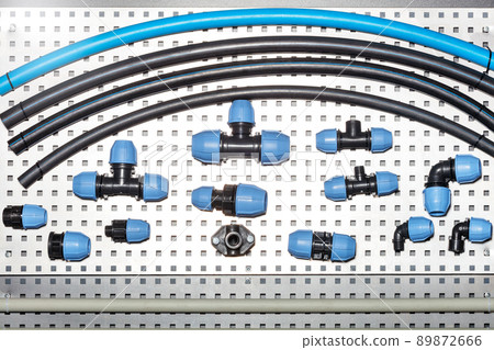 A set of tee fittings and connecting pipes for connecting water pipes of various diameters. 89872666