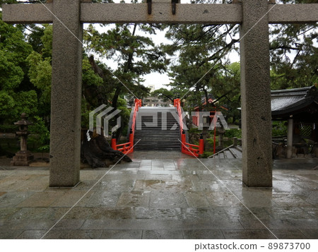 The parapet of the Taikobashi, which is wet in the rain and has a calmer color than usual [Sumiyoshi Taisha] 89873700