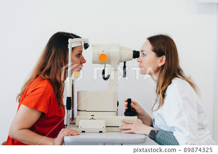 Eye test for visual acuity. The patient receives eye consultation. 89874325