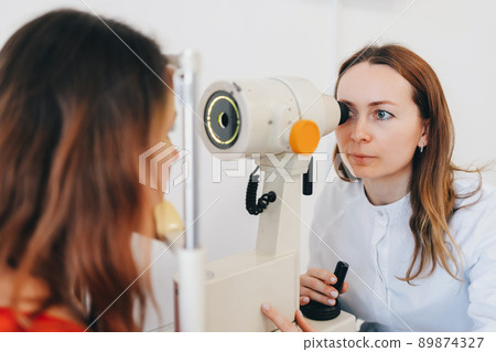 Eye test for visual acuity. The patient receives eye consultation. Eye test for visual acuity. The patient receives eye consultation. 89874327
