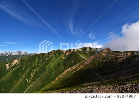 通往大天照山的山路，從橫多立岳的山肩眺望 89874907