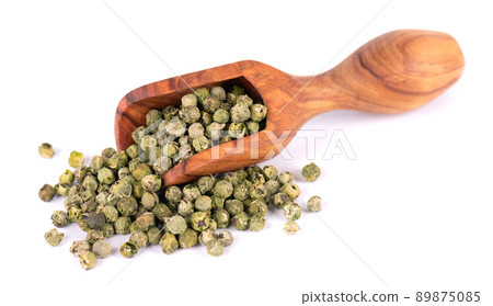Green peppercorns in olive spoon, isolated on white background. Organic spice. Dry green pepper grain. Green peppercorns in olive spoon, isolated on white background. Organic spice. Dry green pepper grain. 89875085