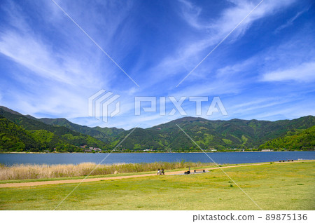 (Yamanashi Prefecture) Mountains of Misaka seen from Lake Kawaguchi / Yagizaki Park in spring 89875136