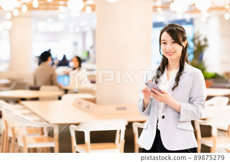 在辦公室工作的女商人 在辦公室工作的女商人 89875279