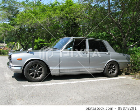 Drive an old car 89878291