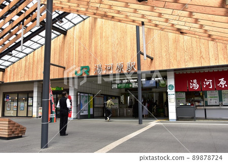 Yugawara Town, in front of the ticket gate of Yugawara Station on the Tokaido Line 89878724