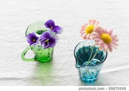 Spring flowers on the table 89879309