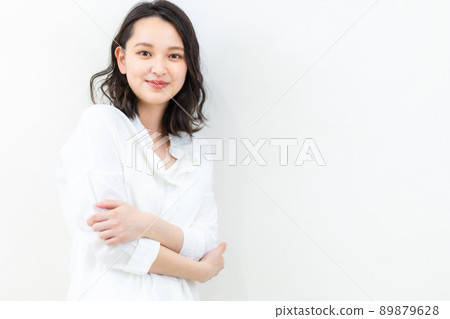 白色背景美女形象年輕女子 白色背景美女形象年輕女子 89879628