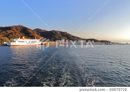 停泊在松山觀光港的渡輪 89879720