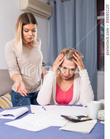 mother and her adult daughter with financial problems 89880220