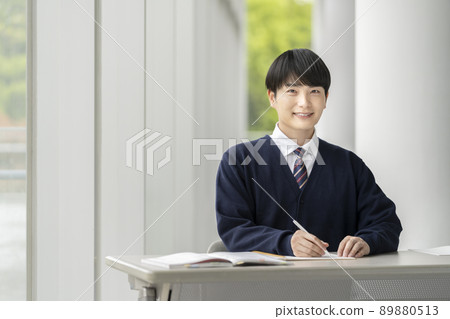 男高中生學習，看著相機，肖像 89880513