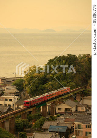 傍晚在雷田附近行駛的觀光電車「Iyonada Monogatari」(第 2 代) 傍晚在雷田附近行駛的觀光電車「Iyonada Monogatari」(第 2 代) 89880779