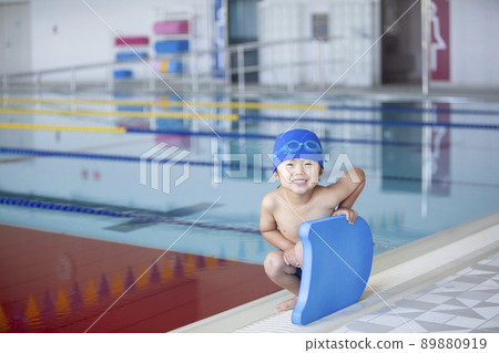男孩在游泳池裡游泳 男孩在游泳池裡游泳 89880919