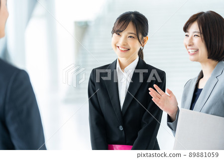 Businessman who introduces new employees Business office work Company office worker Salaryman 89881059