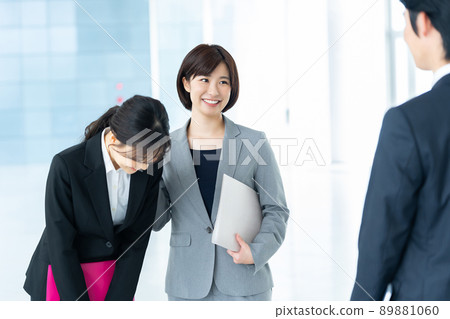 介紹新員工的商人商務辦公室工作公司辦公室工作人員工薪階層 89881060