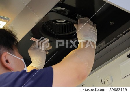 Work scenery to clean every detail for the year-end general cleaning Work scenery to clean every detail for the year-end general cleaning 89882119