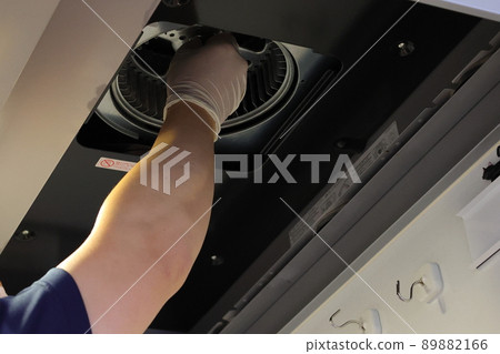 Work scenery to clean every detail for the year-end general cleaning Work scenery to clean every detail for the year-end general cleaning 89882166