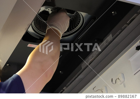 Work scenery to clean every detail for the year-end general cleaning 89882167