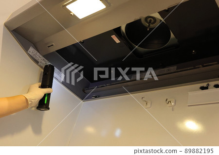 Work scenery to clean every detail for the year-end general cleaning Work scenery to clean every detail for the year-end general cleaning 89882195