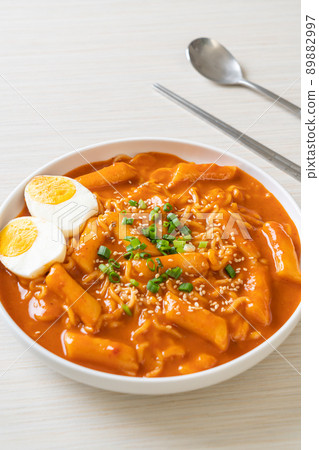 Korean instant noodle and Tteokbokki in Korean spicy sauce - Rabokki 89882997