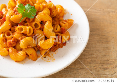 macaroni with tomatoes sauce and mince pork 89883015