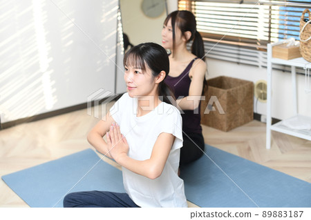 做瑜伽課的年輕亞洲女性 做瑜伽課的年輕亞洲女性 89883187