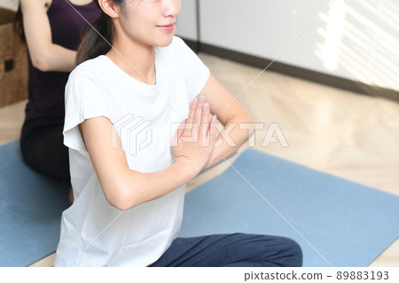 Young Asian women doing yoga lessons 89883193