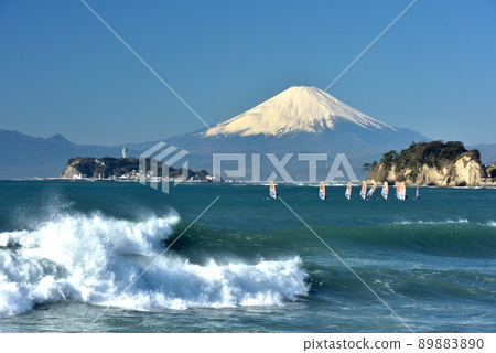 從逗子碼頭看到的富士江之島和風帆衝浪 89883890