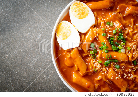Korean instant noodle and Tteokbokki in Korean spicy sauce - Rabokki 89883925