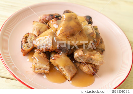 grilled bananas with coconut caramel sauce 89884051