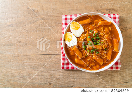 Korean instant noodle and Tteokbokki in Korean spicy sauce - Rabokki 89884299