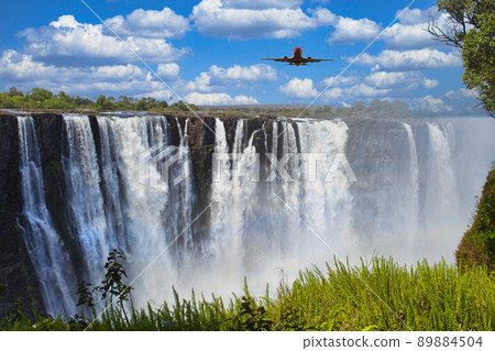飛機飛越維多利亞瀑布 89884504