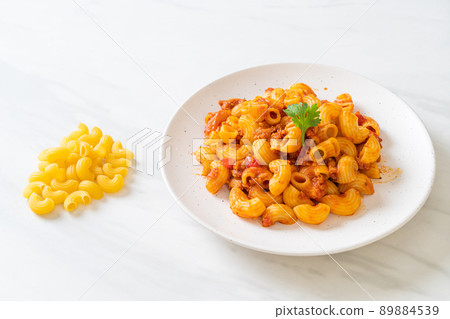 macaroni with tomatoes sauce and mince pork 89884539